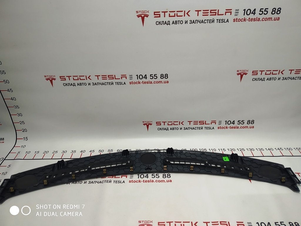 6 6007510-00-GテスラモデルSにフロントガラスデフレクター（ソリッドメッシュ）を取り付けるためのパネル。この部分は電気自動車のエアダクトシステムの一部であり、装飾機能と実用機能の両方を備えています。サイトに掲載されている他のテスラスペアパーツと同様に、これらは米国のメーカーのオリジナル製品です。フロントガラスのデフレクター取り付けパネルは、摩耗や破れ、損傷に強い耐久性のある素材で作られています。テスラモデルS電気自動車に取り付けるために設計されています。部品はメーカーによってマークされており、